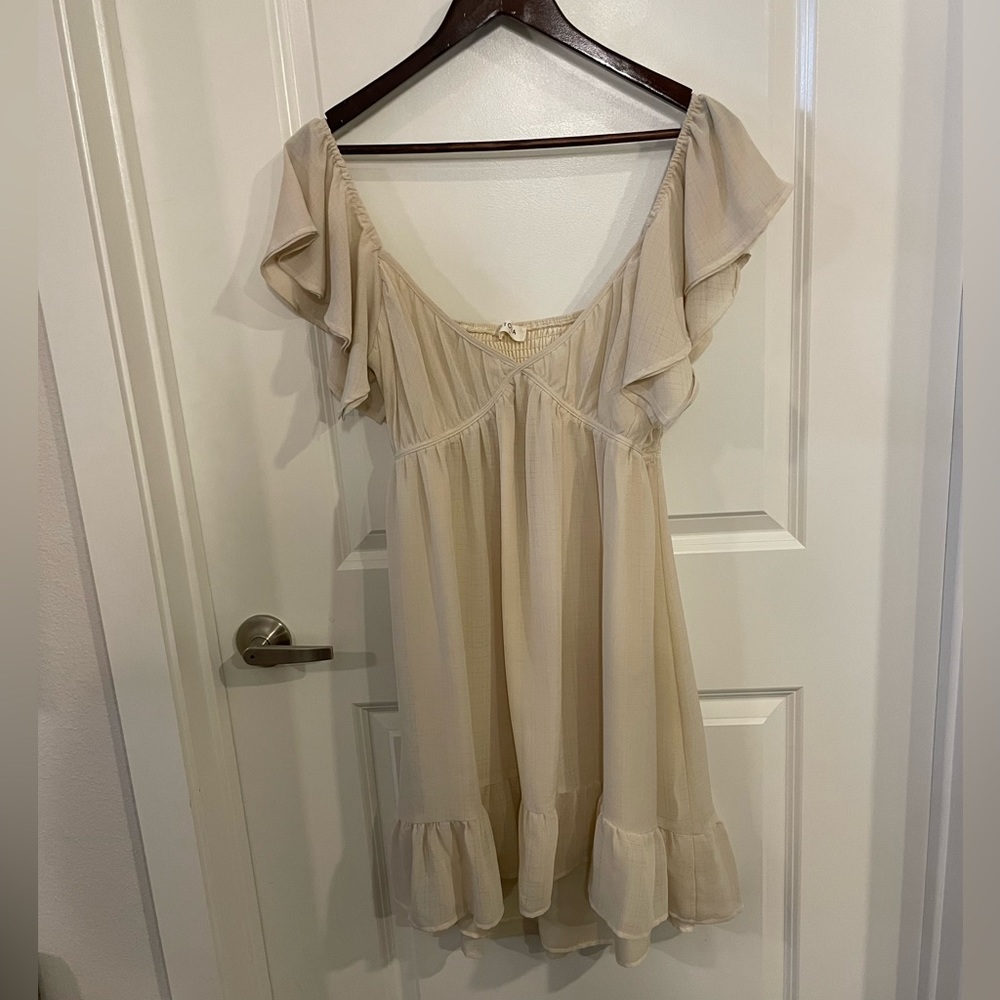Storia Flowy Shortsleeved Cream Dress